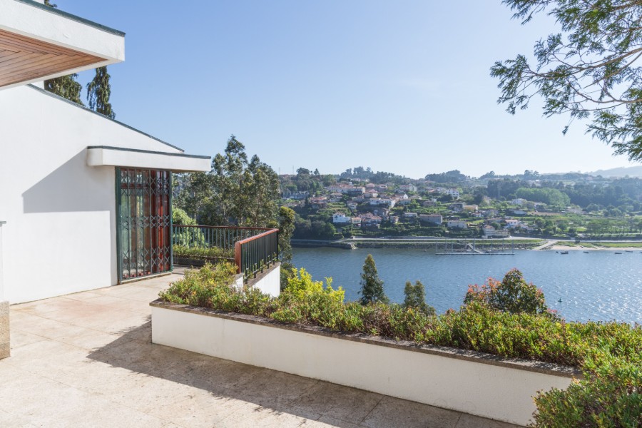 Covet Valley: The Trendiest Mid-Century Modern House