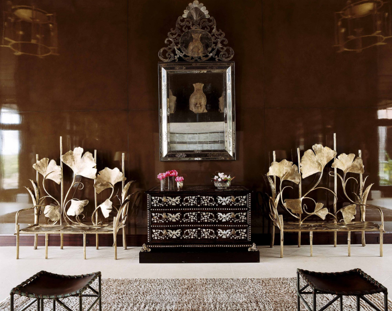 Peter Marino - Palm Beach Residence. Hallway with floral bench.