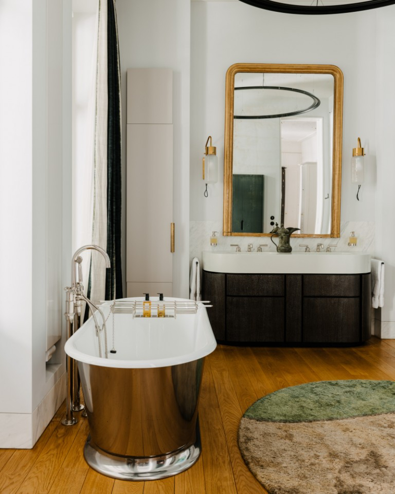 Gisbert Pöppler , Berlin Zimmer rug in the bathroom with a freestand bathtub