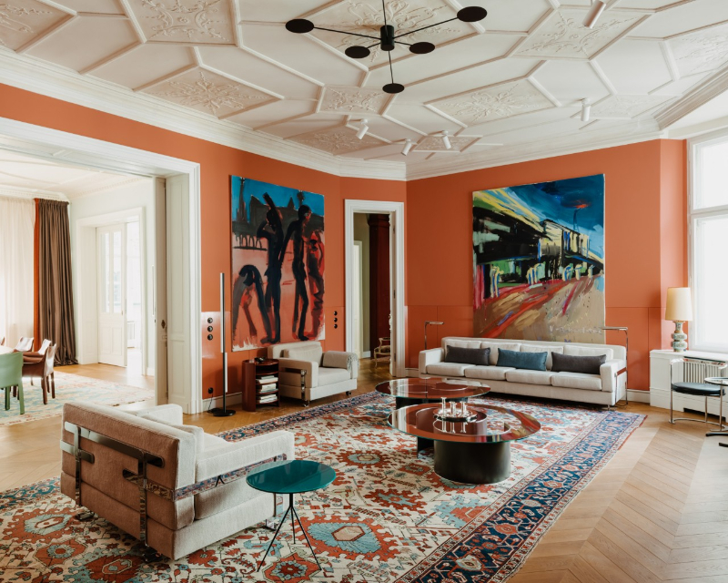 Gisbert Pöppler, , Berlin Zimmer living room with white sofas and armchairs and a long area rug with two center tables