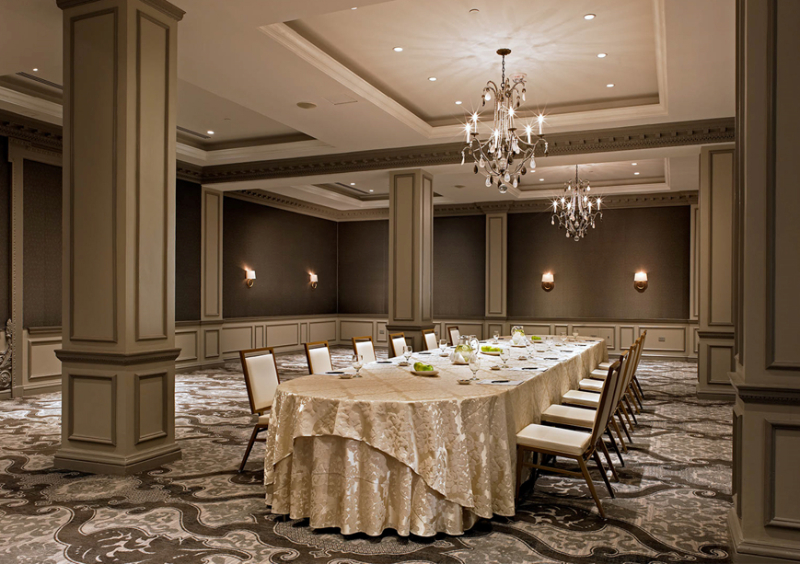 Forrest Perkins: Contemporary Rugs In Hospitality Projects. A dining room with a wide dining table. The majestic rug covers the floor completely.