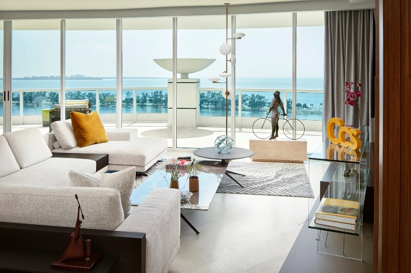 The peaceful and sturdy sentiments that this color sends are echoed in this living space, which has a minimalist and straightforward style.