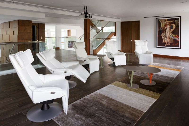 This modern living room made by BBH Design Studio is for those who enjoy classic living room design features. Natural hues were utilized for this living area to bring in natural aspects while maintaining a modern furniture style.