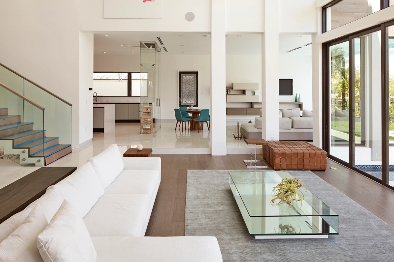 The calming and serene sentiments show up in this light living room, making us feel like we're outside even though we're inside.