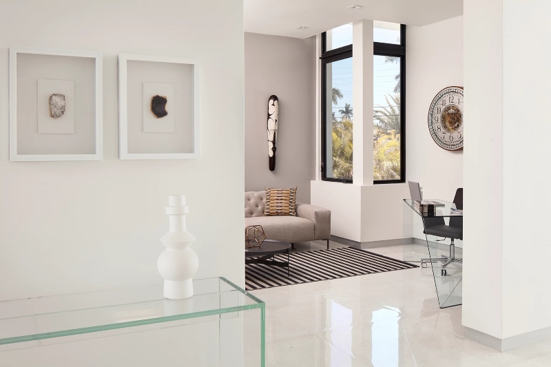The calming and serene sentiments show up in this light living room, making us feel like we're outside even though we're inside.