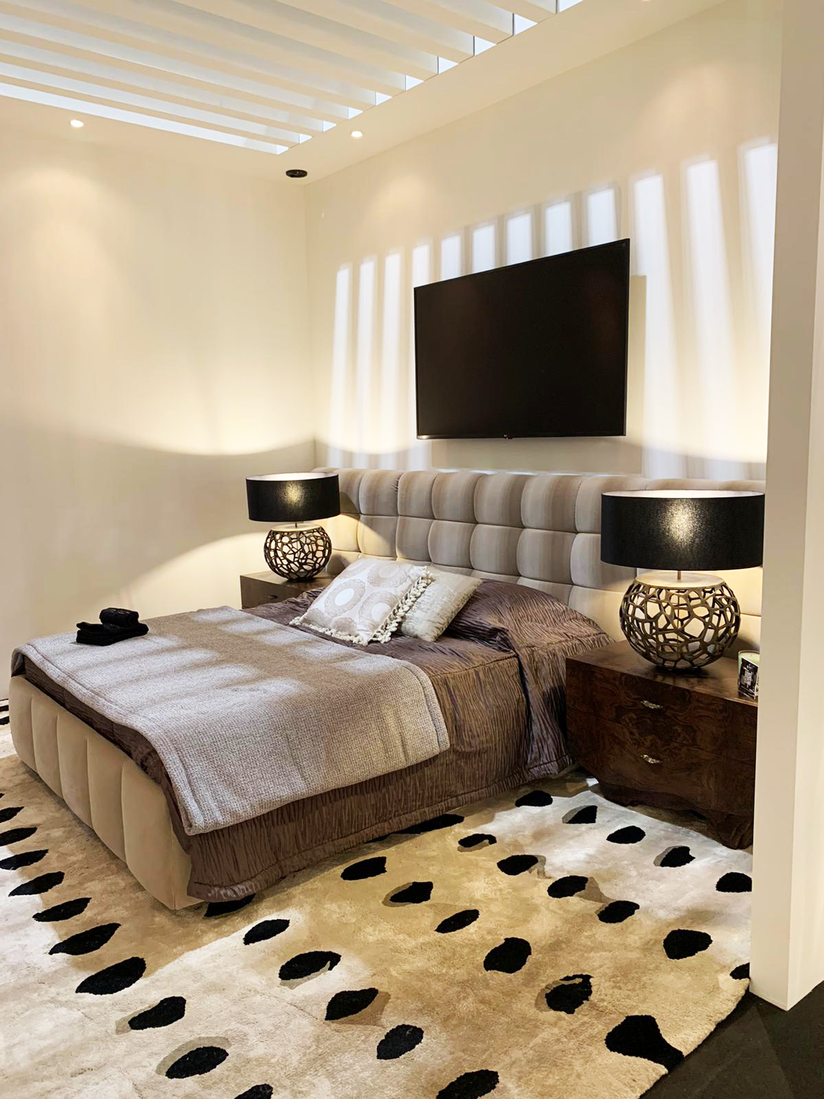 iSaloni 2022: A Practical Guide For The Fair, Bedroom decor with area rug in neutral muted tones for a comfy space