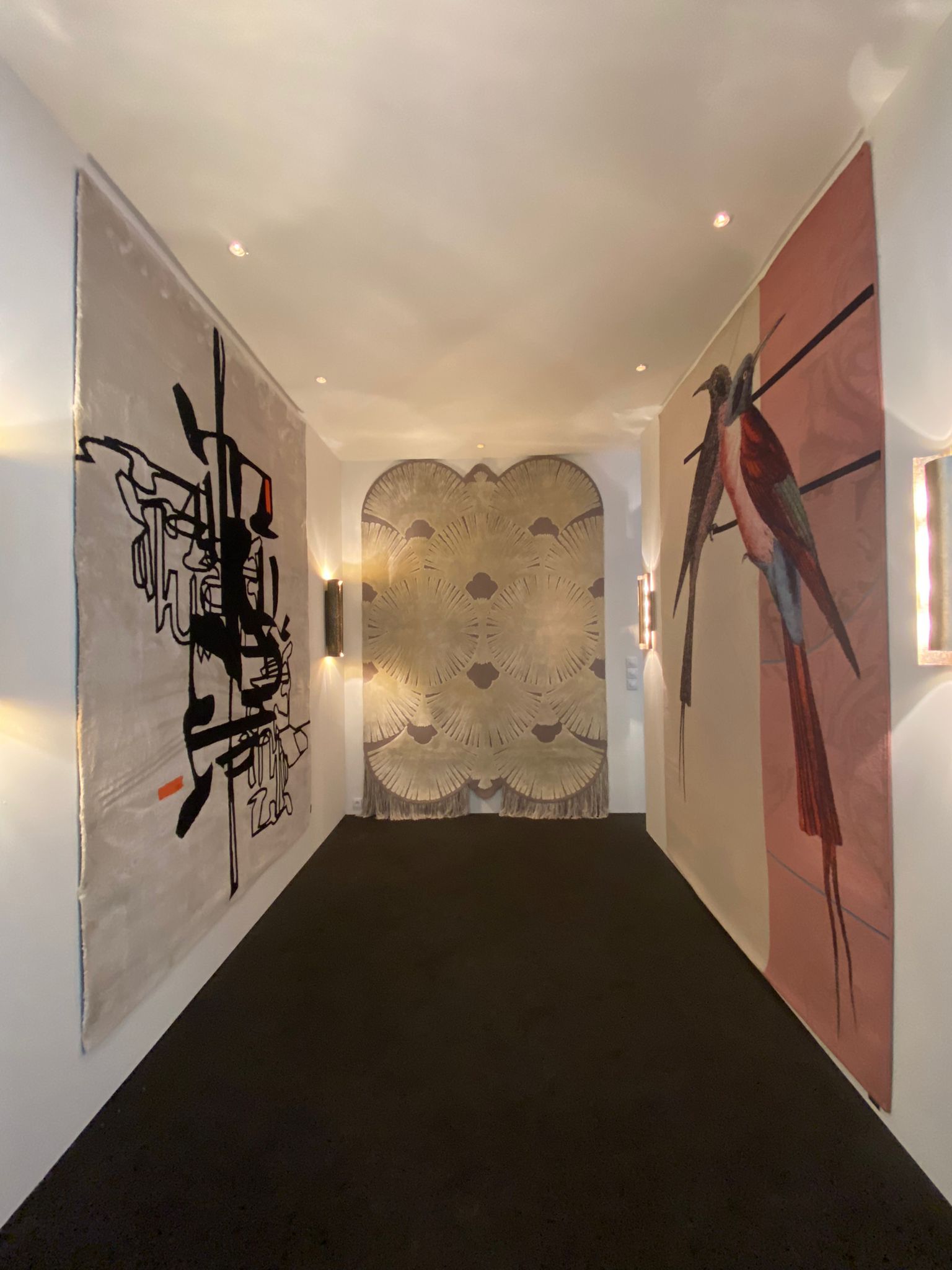 isaloni 2022: ana rt gallery with wall rugs decorating it with incredible designs inspired by art, culture and history
