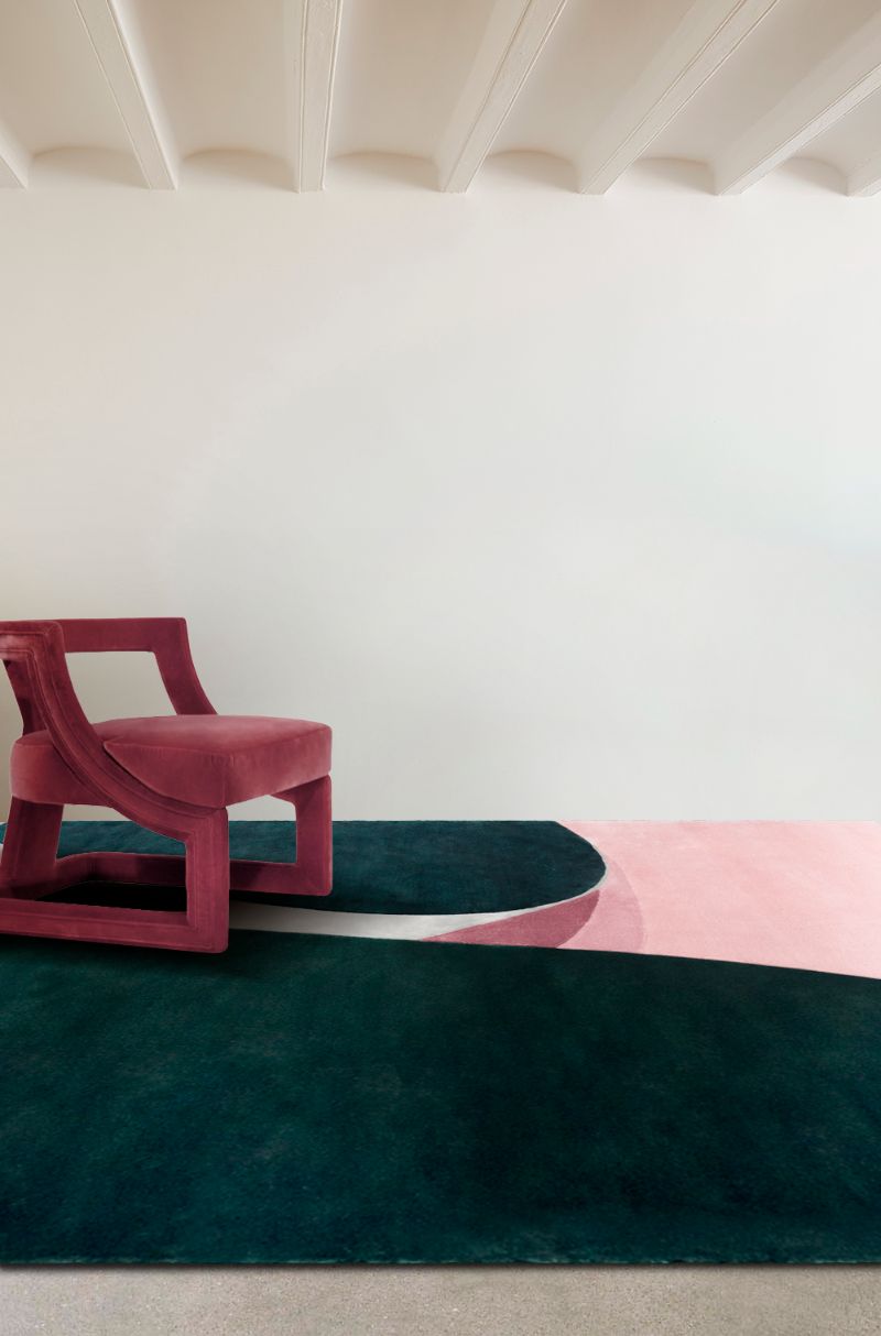 winter trends 2022: The FOIL rug is a dark blue and pink handcrafted rug with a geometric and distinctive pattern, ready to make a statement in interior design.