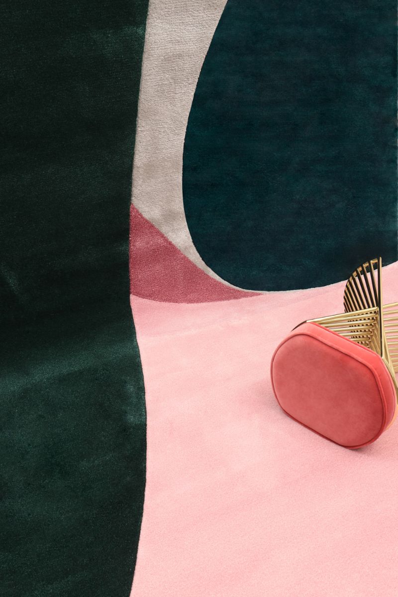 winter trends 2022: The FOIL rug is a dark blue and pink handcrafted rug with a geometric and distinctive pattern, ready to make a statement in interior design.