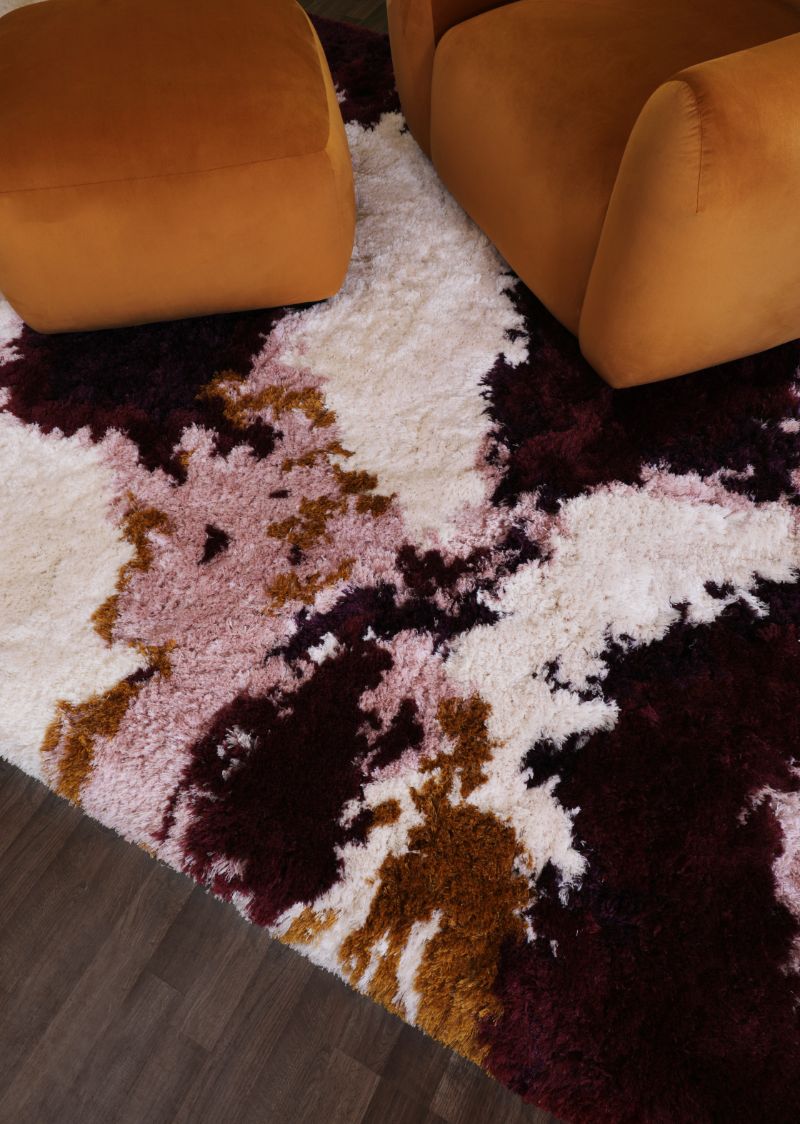 winter trends 2022 With an abstract pattern and a beautiful color scheme, this rug will highlight you décor with lovely hues. From deep red, to burnt orange, passing by pink and white, this rug will match any color pattern you have in your home décor.