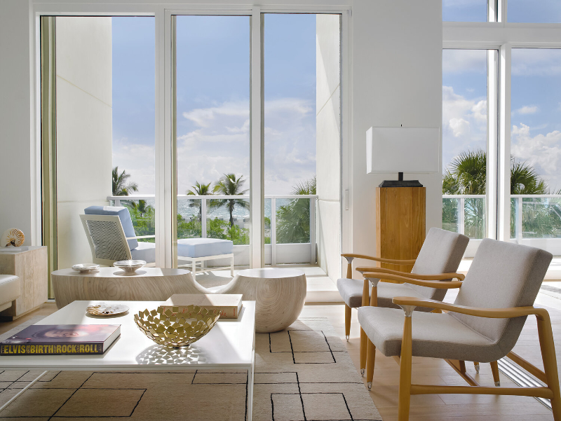 Michael Wolk - Murano Grande. Living room with a beige rug.