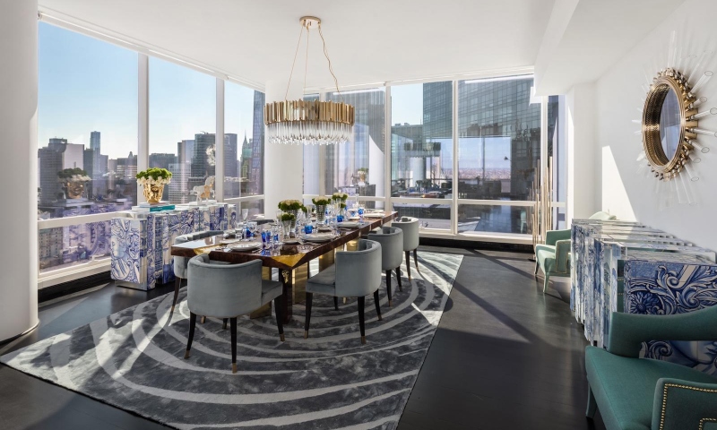 Eye rug in a elegant dining room in tones of blue with suspension lights and dining table