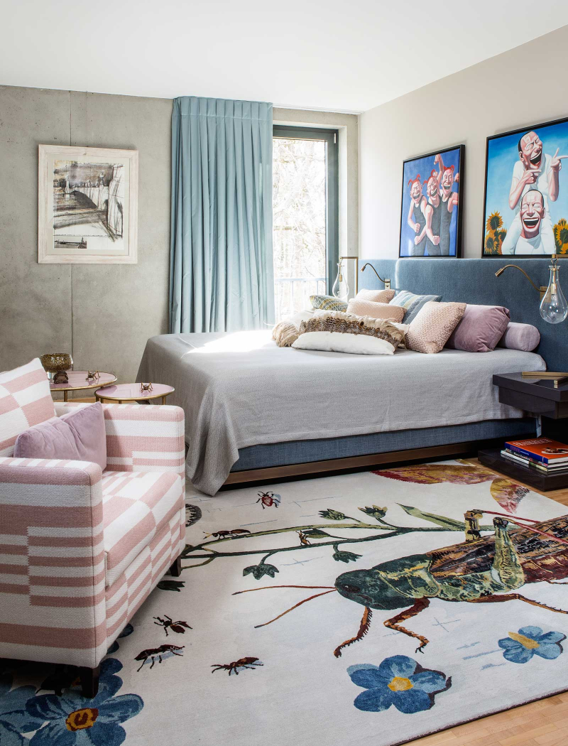 Raumkonzepte Peter Buchberger, Architektenvilla bedroom with a animal print rug, a pink armchair and a bed