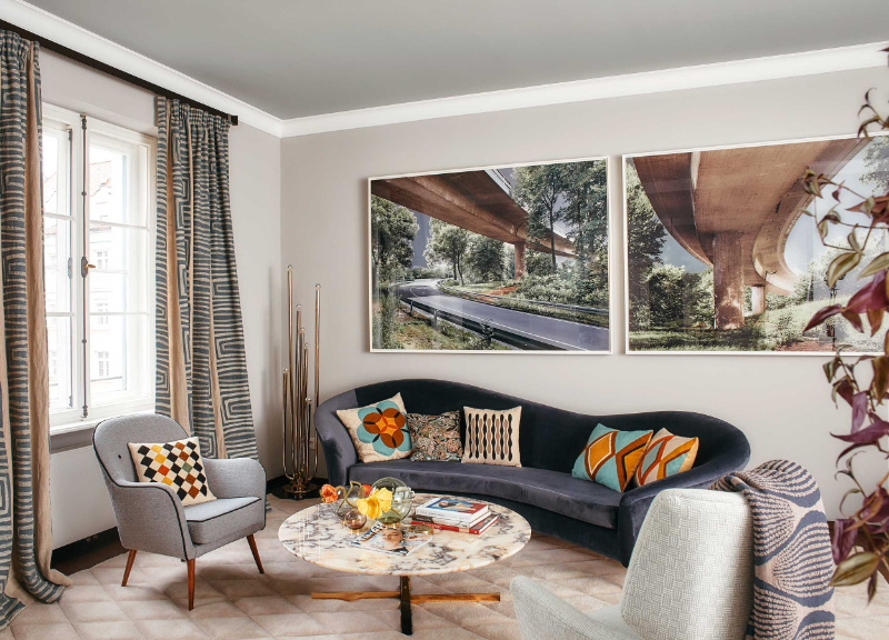 Raumkonzepte Peter Buchberger, Liebligstrasse living room with a marble center table, a blue sofa and 2 armchairs, as well as a shaggy white rug
