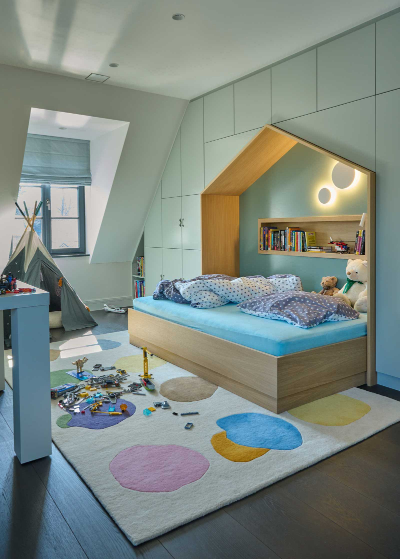 Raumkonzepte Peter Buchberger,Villa Grünwald kids bedroom with a playfull colourfull rug.