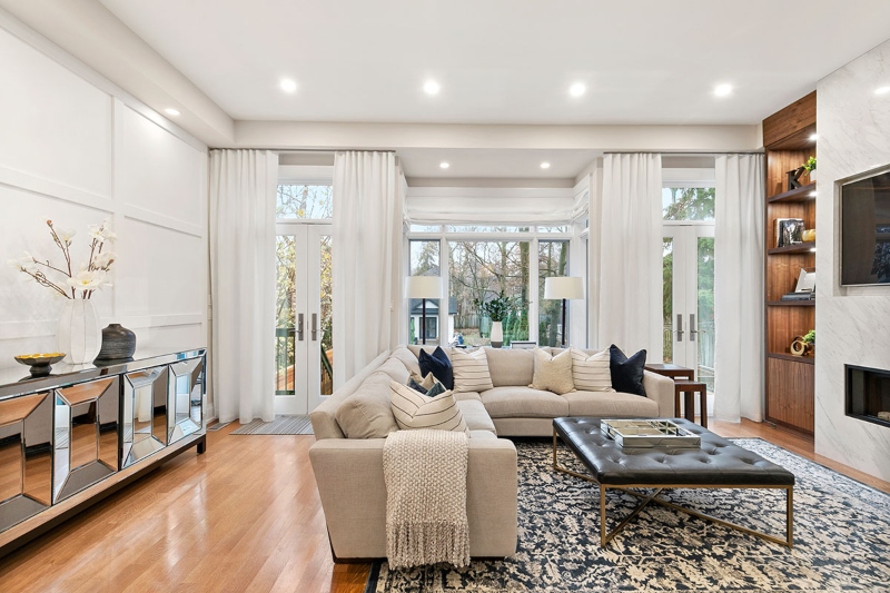 Rug Design Inspiration by Camden Lane Interiors. This modern living room has a neutral sofa, a leader black bench and a rug in blue and white.