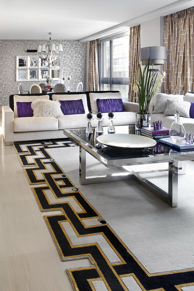 Living room by Carrillo Proyectos with white, black and purple.