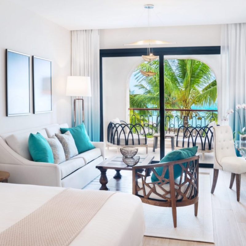 Living room by Carrillo Proyectos with clear sofa and blue color accents