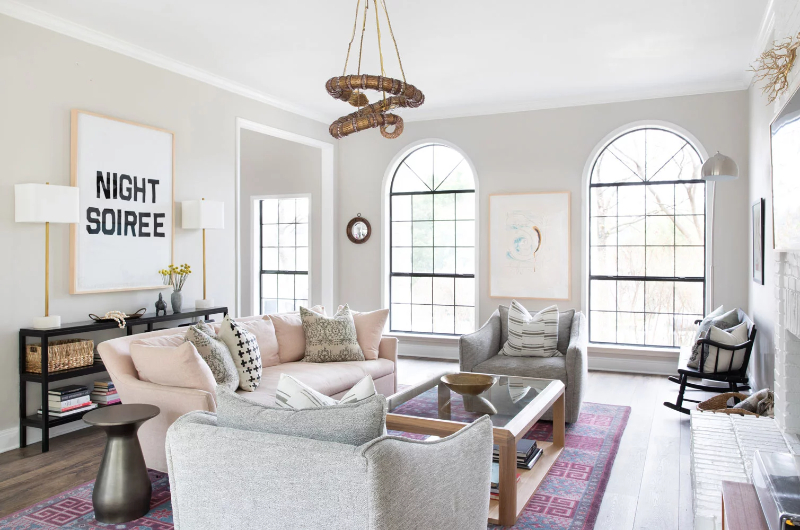 BANDD DESIGN: Rug Design Inspiration. A wide living room in light tones with a large rug with a colorful pattern in pink tones.
