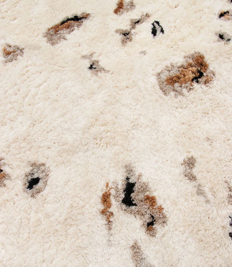 white fluffy rug with wool and botanical silk.